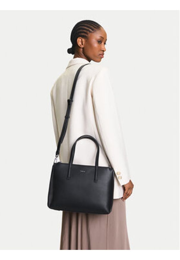 Calvin Klein Torebka Ck Must Tote Md LV04F3098G Czarny. Kolor: czarny. Materiał: skórzane