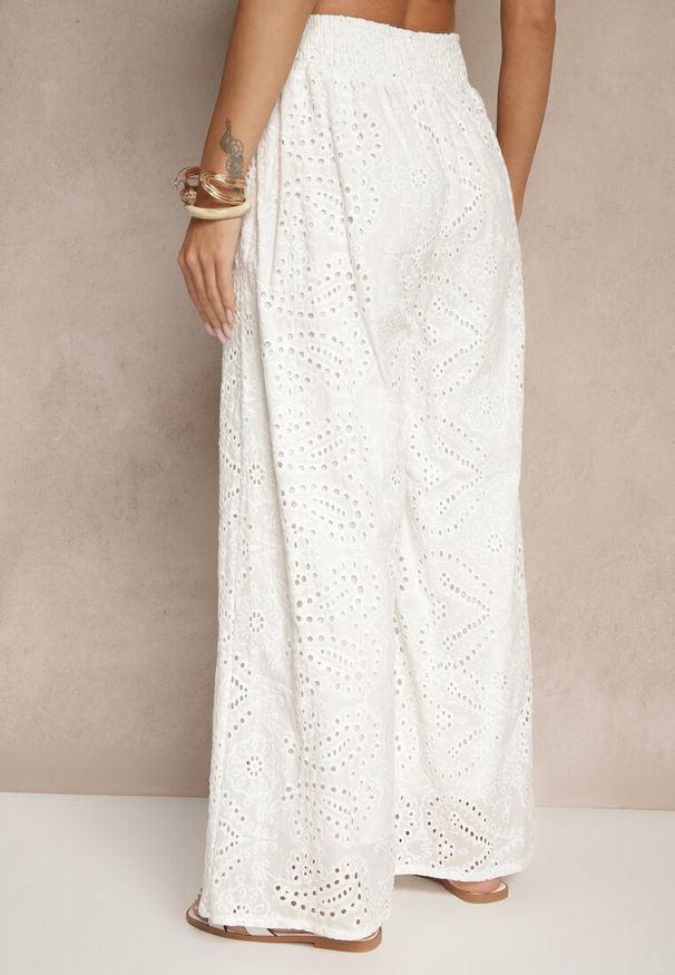 Renee - Białe Ażurowe Spodnie z Bawełny High Waist o Szerokim Kroju Evinassa. Okazja: na co dzień, na spacer. Stan: podwyższony. Kolor: biały. Materiał: bawełna. Wzór: ażurowy. Styl: casual, elegancki