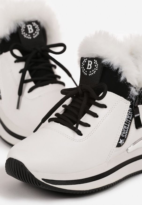 Renee - Białe Sznurowane Botki Sneakersy z Futerkiem Gameda. Kolor: biały. Materiał: futro. Sezon: jesień, zima