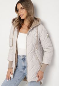 Born2be - Jasnoszara Pikowana Kurtka z Przedłużonym Tyłem i Kapturem Melune. Okazja: na co dzień. Kolor: szary. Materiał: jeans. Wzór: aplikacja. Styl: klasyczny, casual #7
