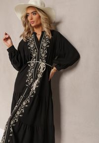 Renee - Czarna Midi Sukienka o Trapezowym Kroju z Ozdobnymi Haftami w Stylu Boho Tactila. Kolor: czarny. Wzór: haft. Sezon: jesień, wiosna. Typ sukienki: trapezowe. Styl: boho. Długość: midi