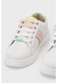 Mayoral buty dziecięce kolor biały. Nosek buta: okrągły. Zapięcie: sznurówki. Kolor: biały. Materiał: guma