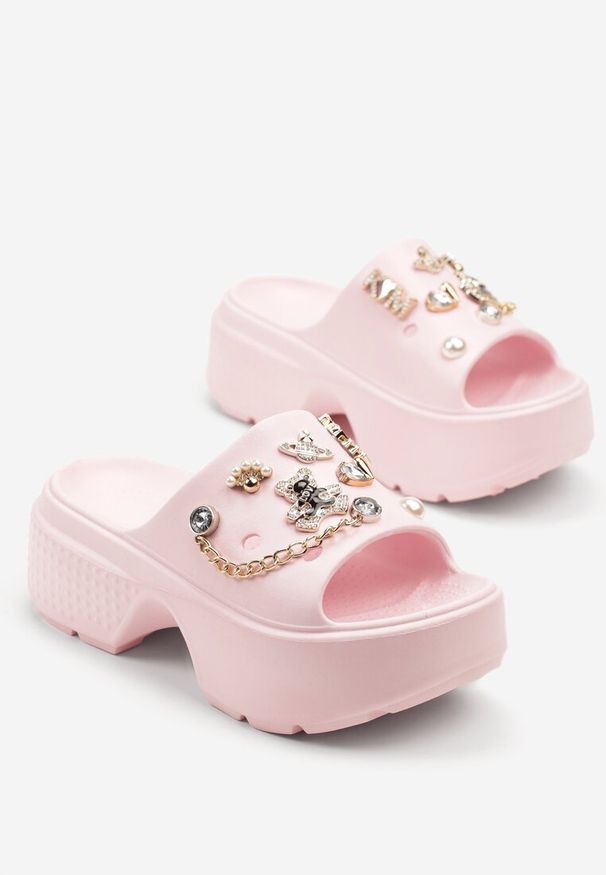 Born2be - Różowe Piankowe Klapki na Grubej Podeszwie Zdobione Aplikacjami Savalique. Okazja: na plażę, na co dzień. Kolor: różowy. Materiał: jeans. Wzór: aplikacja. Styl: casual, elegancki
