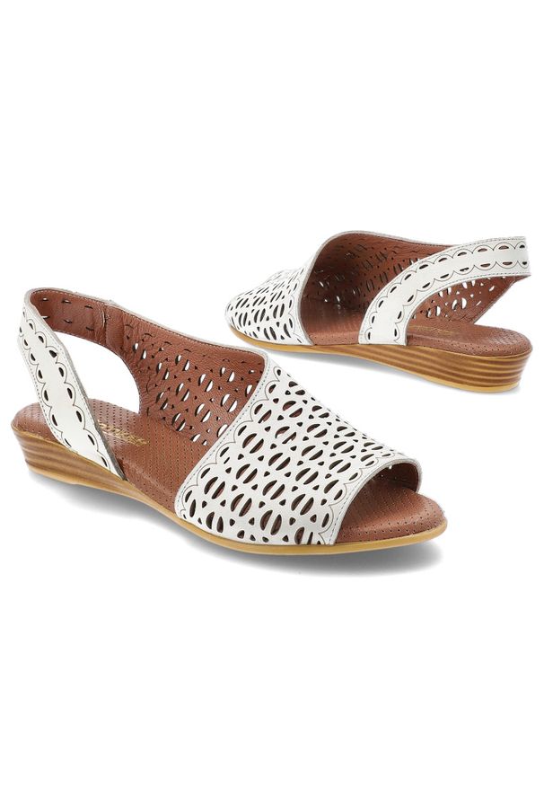 Sandały damskie Artiker, eleganckie ze skóry naturalnej wsuwane na płaskim obcasie, białe, 56C2549. Okazja: na co dzień. Zapięcie: bez zapięcia. Kolor: biały. Wzór: ażurowy. Materiał: skóra. Sezon: lato. Obcas: na obcasie. Styl: elegancki. Wysokość obcasa: niski