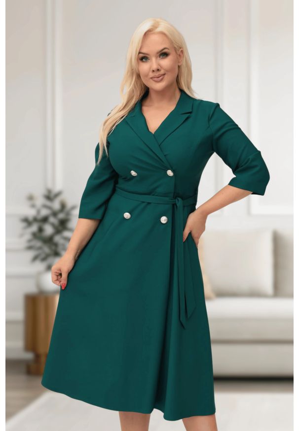 Moda Size Plus Iwanek - Elegancka żakietowa sukienka Marietta w kolorze butelkowej zieleni XXL OVERSIZE JESIEŃ. Okazja: na co dzień, na spotkanie biznesowe. Kolor: zielony. Materiał: tkanina, poliester, elastan, materiał. Sezon: jesień. Typ sukienki: oversize. Styl: elegancki