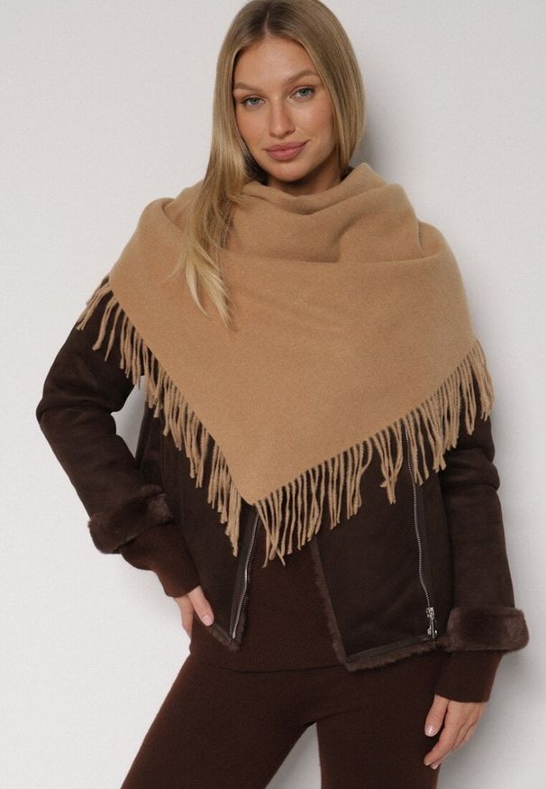 Born2be - Brązowy Trójkątny Szalik z Wiskozy i Bawełny z Frędzlami Vetirala. Okazja: na co dzień, do pracy, na spotkanie biznesowe. Kolor: brązowy. Materiał: bawełna, wiskoza. Styl: biznesowy, casual, elegancki
