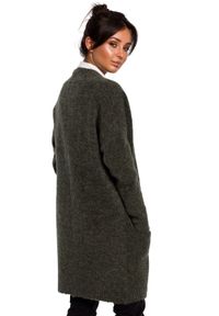 Polskie swetry - Przytulny sweter kardigan narzutka z wełną. Okazja: do pracy, na co dzień. Materiał: wełna. Długość rękawa: długi rękaw. Długość: długie. Styl: klasyczny, casual, elegancki #3