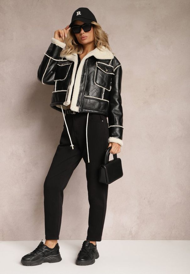 Renee - Czarne Jeansy Mom Fit z Wysokim Stanem i Gumką w Pasie Yvona. Okazja: na co dzień. Stan: podwyższony. Kolor: czarny. Styl: elegancki, klasyczny, casual