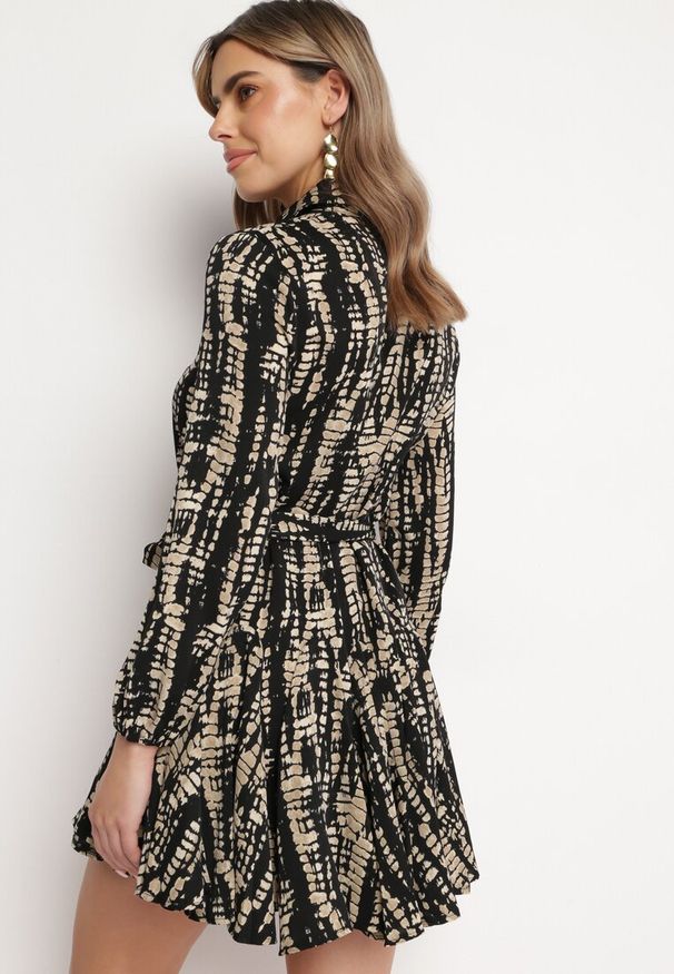 Born2be - Czarna Rozkloszowana Sukienka Koszulowa z Wiązanym Paskiem Aultum. Kolor: czarny. Materiał: materiał. Typ sukienki: koszulowe. Długość: mini