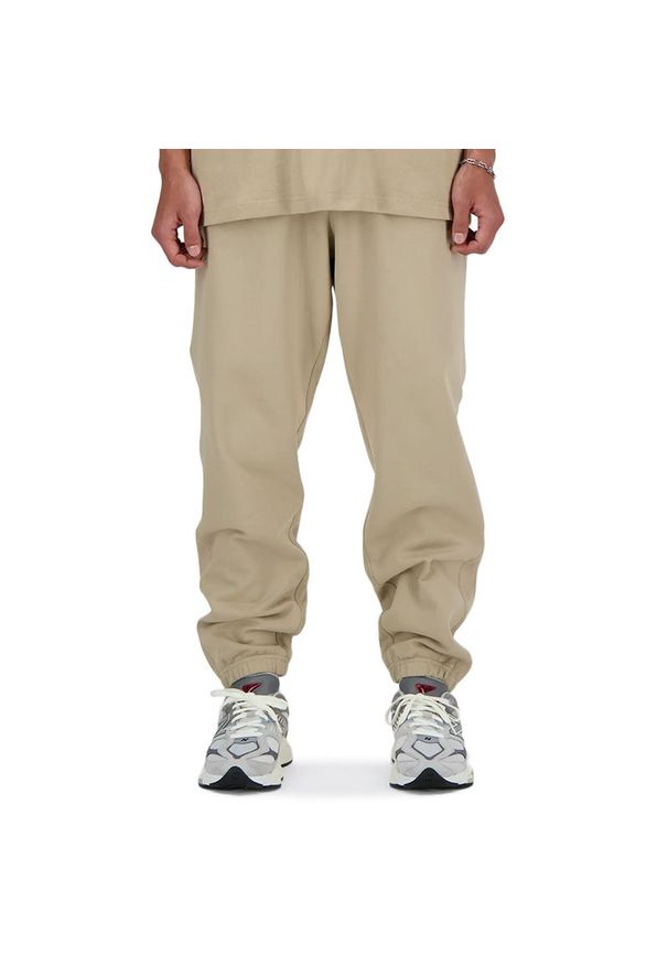 Spodnie New Balance MP41508SOT - beżowe. Kolor: beżowy. Materiał: bawełna, dresówka, tkanina