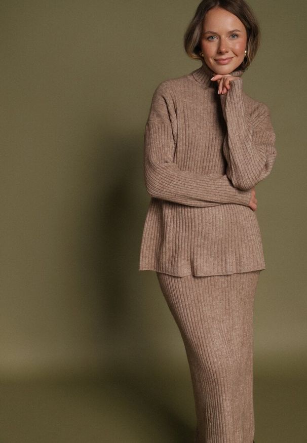 Born2be - Ciemnobeżowy Komplet Dzianinowy z Wełną Sweter z Golfem i Ołówkowa Spódnica Falovira. Kolor: beżowy. Materiał: dzianina, wełna. Sport: golf