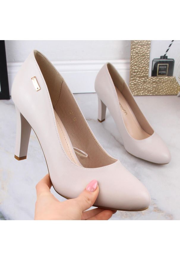 Czółenka na obcasie jasno szare Sergio Leone 1457. Kolor: szary. Materiał: skóra ekologiczna. Szerokość cholewki: normalna. Obcas: na obcasie. Wysokość obcasa: średni