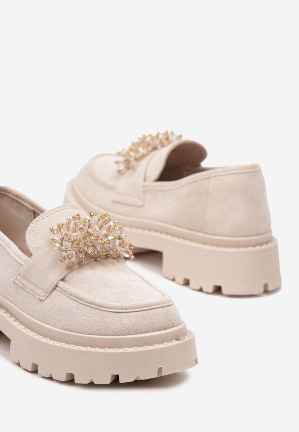 Born2be - Beżowe Mokasyny z Biżuteryjnymi Koralikami Ellsara. Okazja: na co dzień. Nosek buta: okrągły. Kolor: beżowy. Szerokość cholewki: normalna. Obcas: na obcasie. Styl: casual, elegancki. Wysokość obcasa: niski