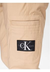 Calvin Klein Jeans Spodnie materiałowe J30J323508 Beżowy Regular Fit. Kolor: beżowy. Materiał: bawełna, syntetyk #4