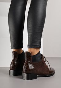 Born2be - Brązowe Botki Typu Trzewiki z Lakierowanymi Wstawkami z Tłoczeniem Krokodyla Zetilla. Kolor: brązowy. Materiał: lakier. Styl: elegancki #7