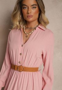 Renee - Różowa Wiskozowa Sukienka o Rozkloszowanym Kroju z Paskiem i Rozcięciem Reirissa. Okazja: na co dzień. Typ kołnierza: dekolt w serek. Kolor: różowy. Materiał: wiskoza. Długość rękawa: długi rękaw. Typ sukienki: rozkloszowane. Styl: klasyczny, casual, elegancki