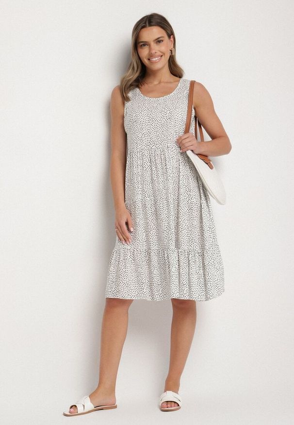 Born2be - Biała Bawełniana Sukienka w Kropki z Falbanami Zerolia. Okazja: do pracy, na co dzień, na spotkanie biznesowe. Kolor: biały. Materiał: bawełna. Wzór: kropki. Typ sukienki: proste. Styl: casual, klasyczny, biznesowy