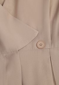 Born2be - Beżowy Kombinezon Utility z Kopertowym Dekoltem Paskiem i Szerokimi Kieszeniami Pallilena. Okazja: na co dzień. Kolor: beżowy. Styl: elegancki, casual #8