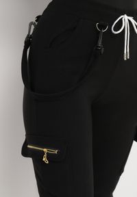 Born2be - Czarne Spodnie Bojówki z Gumką w Pasie Palsania. Kolor: czarny. Materiał: tkanina. Sezon: jesień, zima #3