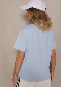 Renee - Jasnoniebieski T-shirt Zdobiony Napisem z Brokatem Tezilea. Okazja: na spacer. Kolor: niebieski. Materiał: jeans. Wzór: napisy, aplikacja #5