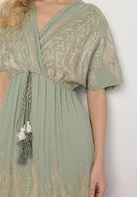 Born2be - Zielona Kopertowa Sukienka z Wiskozy Ozdobiona Frędzlami Redare. Okazja: na co dzień. Typ kołnierza: dekolt w serek. Kolor: zielony. Materiał: wiskoza. Wzór: aplikacja. Typ sukienki: kopertowe. Styl: boho, casual, klasyczny #6