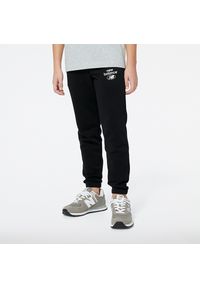 Spodnie dziecięce New Balance YP31508BK – czarne. Kolor: czarny. Materiał: bawełna, dresówka, poliester
