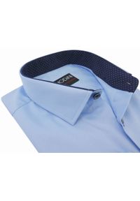 Modini - Błękitna/niebieska koszula męska z granatowymi kontrastami w kropki Y06. Kolor: niebieski. Materiał: bawełna, tkanina, poliester. Wzór: kropki. Styl: klasyczny