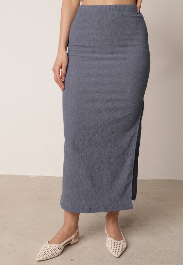 Born2be - Niebieska Prosta Spódnica z Rozcięciem z Boku ze Strukturalnej Tkaniny Orinelin. Okazja: do pracy, na co dzień. Kolor: niebieski. Materiał: tkanina. Długość: długie. Styl: elegancki, casual