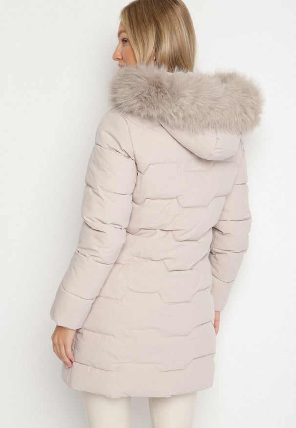 Born2be - Ciemnobeżowa Taliowana Kurtka z Pikowanymi Przeszyciami i Kapturem z Futrem Mundria. Okazja: na co dzień. Kolor: beżowy. Materiał: futro. Styl: klasyczny, casual, elegancki