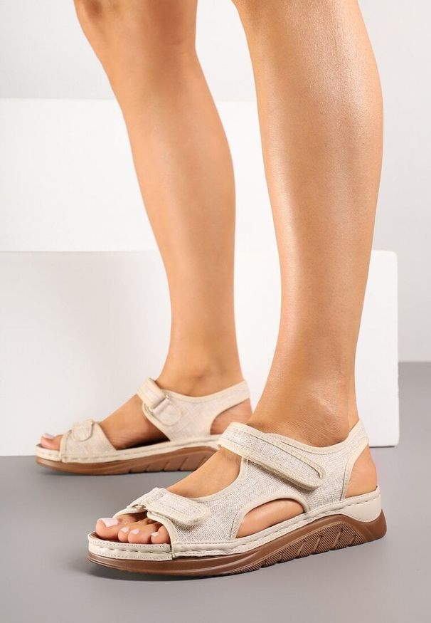 Renee - Beżowe Sandały Vices Ozdobione Tweedem Tonettia. Okazja: na co dzień. Zapięcie: rzepy. Kolor: beżowy. Wzór: aplikacja. Sezon: lato. Styl: casual