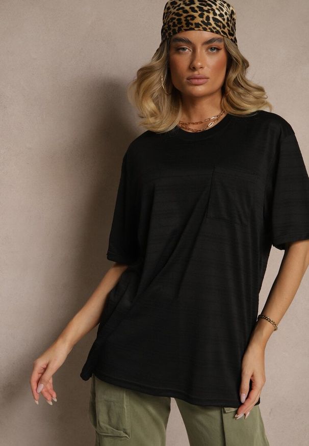 Renee - Czarna Koszulka T-shirt z Naszytą Kieszonką TLanitra. Okazja: na co dzień. Kolor: czarny. Materiał: jeans. Wzór: aplikacja. Sezon: lato, wiosna. Styl: elegancki, casual