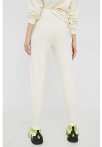 Pieces spodnie dresowe damskie kolor beżowy gładkie. Kolor: beżowy. Materiał: dresówka. Wzór: gładki