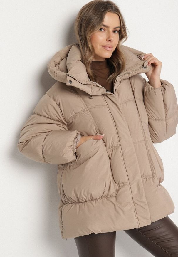 Born2be - Beżowa Pikowana Kurtka o Kroju Oversize z Kapturem Galandia. Okazja: na spacer, na co dzień. Typ kołnierza: kaptur. Kolor: beżowy. Materiał: jeans, poliester. Styl: casual, elegancki