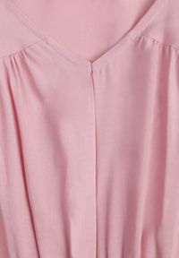 Renee - Różowa Sukienka z Wiskozy o Rozkloszowanym Kroju z Falbanami Jonmy. Okazja: na co dzień. Typ kołnierza: dekolt w serek. Kolor: różowy. Materiał: wiskoza. Długość rękawa: krótki rękaw. Wzór: aplikacja. Sezon: lato. Styl: casual, elegancki #7