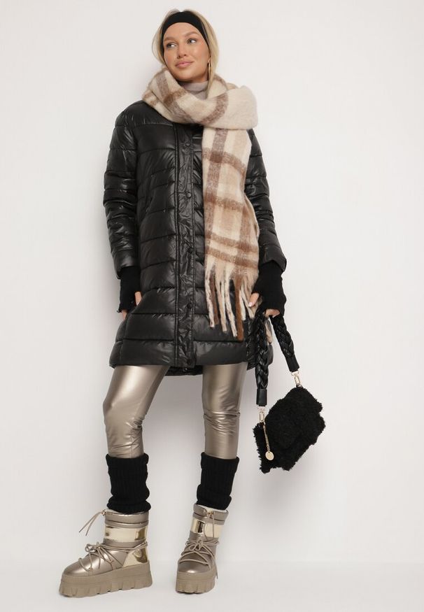 Born2be - Czarna Kurtka Pikowana o Długim Kroju z Kapturem i Dwustronnym Suwakiem Sanasira. Okazja: na co dzień. Typ kołnierza: kaptur. Kolor: czarny. Materiał: jeans, polar. Długość: długie. Styl: casual