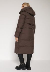 Born2be - Brązowa Długa Kurtka Pikowana z Kapturem i Bocznymi Suwakami Mevoressa. Okazja: na spacer, na co dzień. Typ kołnierza: kaptur. Kolekcja: plus size. Kolor: brązowy. Materiał: dzianina, jeans, poliester. Długość: długie. Styl: casual #5