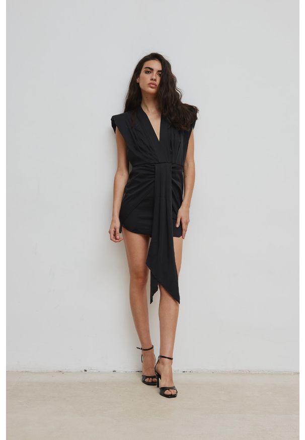 Marsala - Sukienka z wiskozy w kolorze TOTALLY BLACK - ROCHA-XS. Okazja: na randkę. Typ kołnierza: dekolt w kształcie V. Materiał: wiskoza. Styl: elegancki. Długość: mini