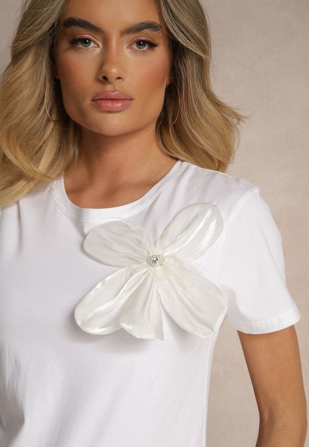 Renee - Biały T-shirt z Bawełny Ozdobiony Cyrkoniami Piórami i Kwiatem 3D Desoniel. Okazja: na co dzień, na randkę. Kolor: biały. Materiał: bawełna. Wzór: aplikacja, kwiaty. Styl: elegancki, casual