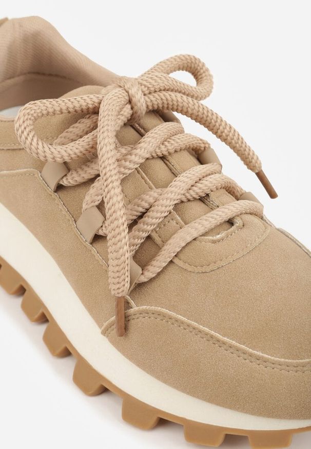 Renee - Ciemnobeżowe Sneakersy na Platformie Ozdobionej Tłoczeniem Zerla. Okazja: na co dzień. Kolor: beżowy. Materiał: jeans. Wzór: aplikacja. Obcas: na platformie