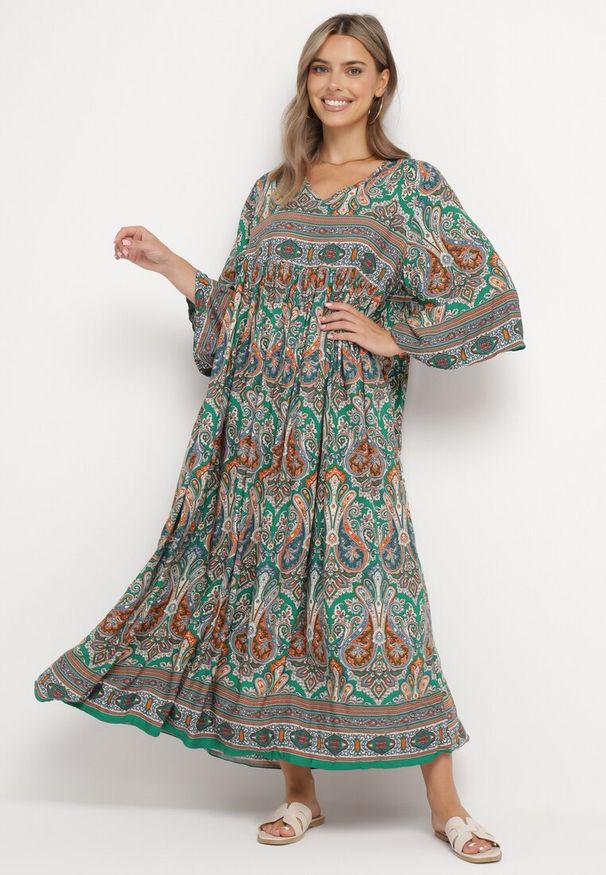 Born2be - Zielona Długa Sukienka Rozkloszowana z Rękawami 3/4 we Wzór Paisley Amarethia. Kolor: zielony. Wzór: paisley. Styl: boho. Długość: maxi