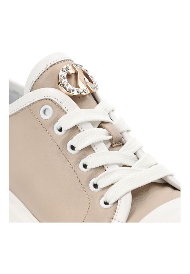 Beżowe Sneakersy Carinii Stylowe Obuwie Damskie Na Platformie. Kolor: biały, beżowy. Materiał: skóra. Obcas: na platformie. Styl: elegancki