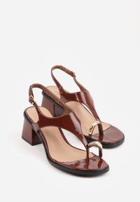 Born2be - Brązowe Sandały Japonki na Słupku z Biżuteryjną Ozdobą Uhryss. Kolor: brązowy. Materiał: len. Wzór: aplikacja. Sezon: lato. Obcas: na słupku. Styl: elegancki, klasyczny. Wysokość obcasa: średni #3