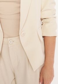 Born2be - Beżowa Marynarka z Ozdobnymi Rękawami 3/4 Edikame. Okazja: na co dzień. Kolor: beżowy. Materiał: tkanina. Wzór: gładki. Styl: casual, elegancki