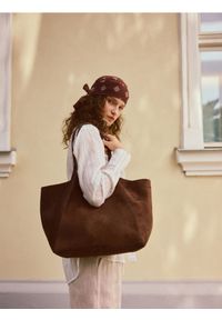 Reserved - Torebka shopper z imitacji zamszu - ciemnobrązowy. Kolor: brązowy. Materiał: zamszowe #1