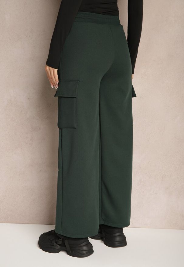 Renee - Zielone Szerokie Spodnie Dresowe Cargo High Waist w Stylu Cargo z Ociepleniem Sevifra. Okazja: na co dzień. Stan: podwyższony. Kolor: zielony. Materiał: dresówka. Długość: długie. Styl: casual