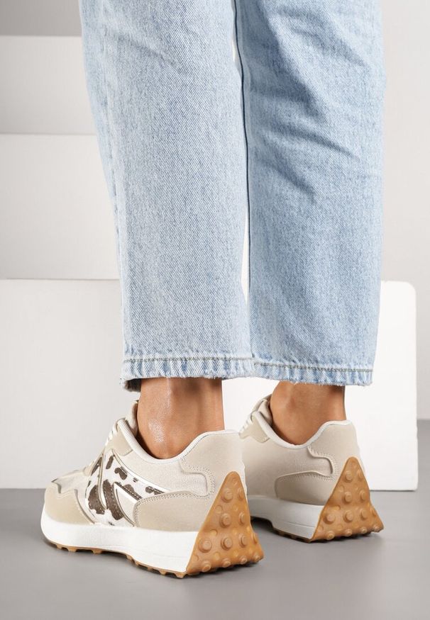 Born2be - Beżowo-Brązowe Sneakersy z Geometrycznym Wzorem w Krowie Łaty Rilestra. Okazja: na co dzień, na spacer. Kolor: beżowy. Materiał: jeans. Wzór: geometria. Sport: turystyka piesza