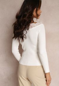Renee - Biały Prążkowany Sweter z Koronkowym Dekoltem Maneteu. Kolor: biały. Materiał: prążkowany, koronka. Wzór: aplikacja #5