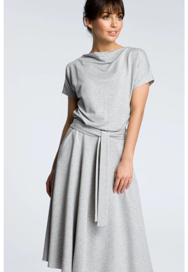 Sukienki.shop - Rozkloszowana sukienka midi z paskiem zbluzowana góra szara. Okazja: na co dzień. Kolor: szary. Materiał: tkanina, bawełna. Styl: casual. Długość: midi