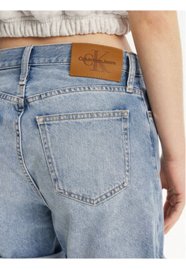Calvin Klein Jeans Szorty jeansowe J20J225152 Niebieski Mom Fit. Kolor: niebieski. Materiał: bawełna