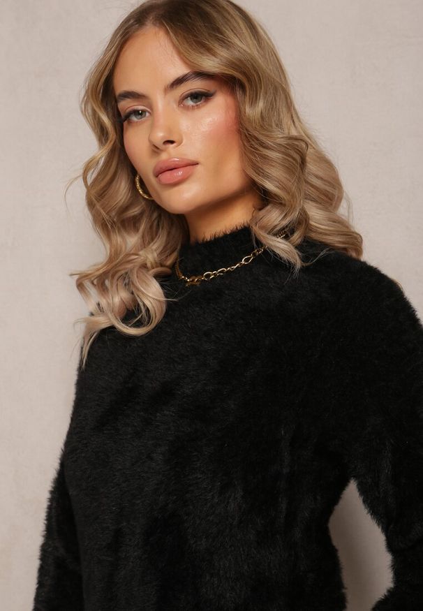 Renee - Czarny Dzianinowy Sweter z Dłuższym Włosiem i Półgolfem Christiam. Kolor: czarny. Materiał: dzianina. Długość rękawa: długi rękaw. Długość: długie. Wzór: aplikacja. Styl: elegancki